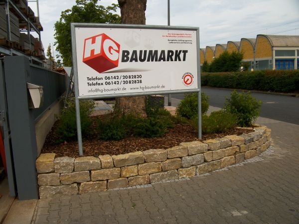 HG Baumarkt Schild an einer Straße