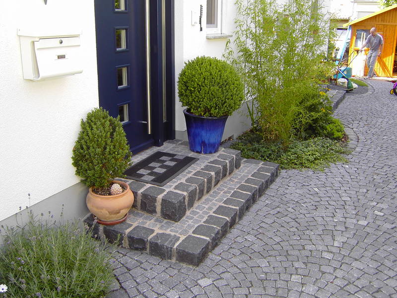 Eingangstreppe mit Pflanzen in Töpfen
