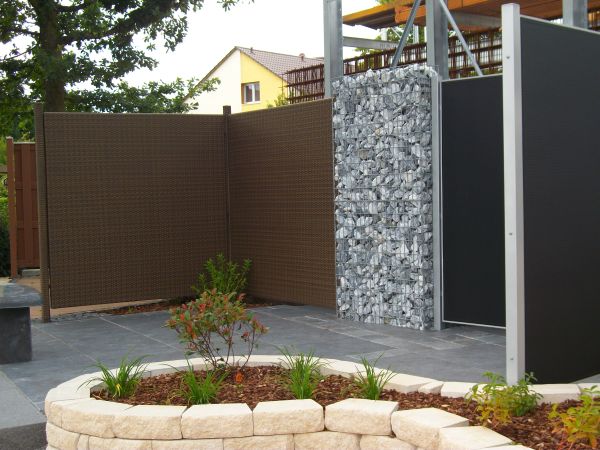 Moderner Garten mit Sichtschutz und Gabionenwand