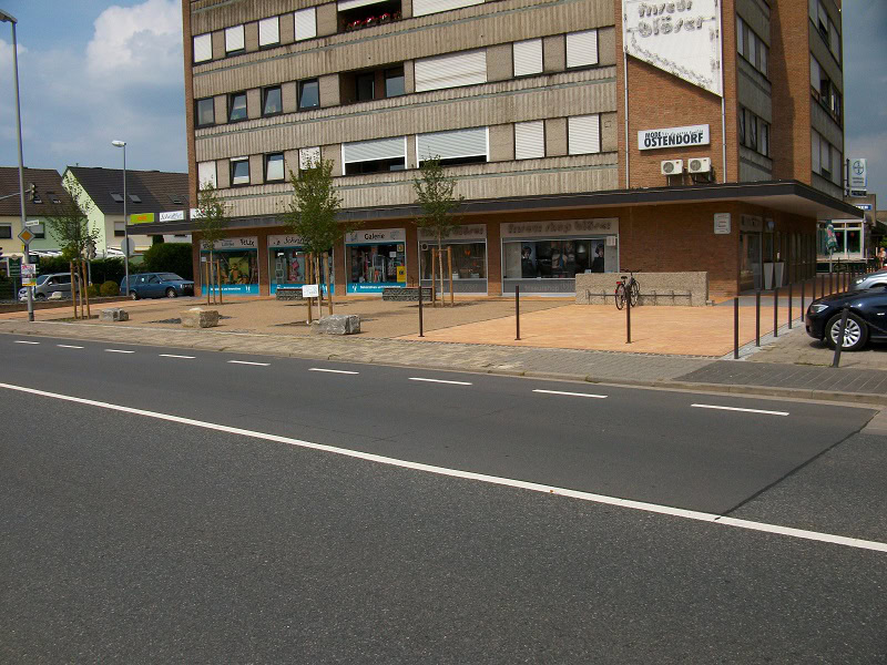 Straßenseite mit Gebäude und Geschäften