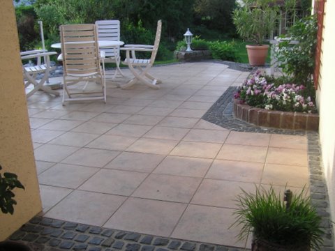 Gepflegte Terrasse mit Gartenmöbeln und Blumen