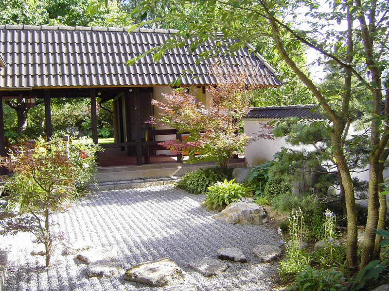 Japanischer Steingarten mit traditionellem Holzhaus