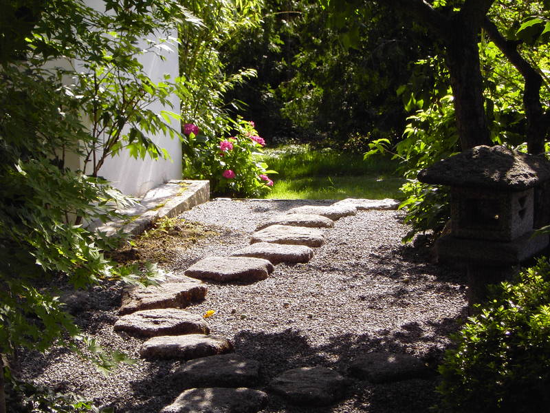 Japanischer Garten mit Steinweg und Blumen