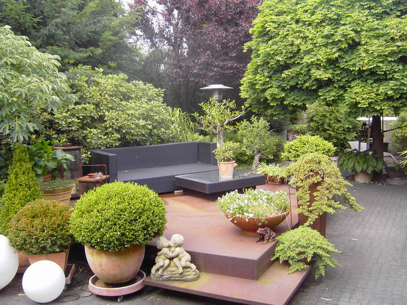 Garten-Loungebereich mit Pflanzen und Dekorationen