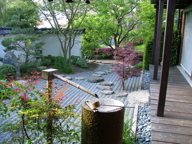 Japanischer Garten mit Steinweg und Wasserbrunnen.